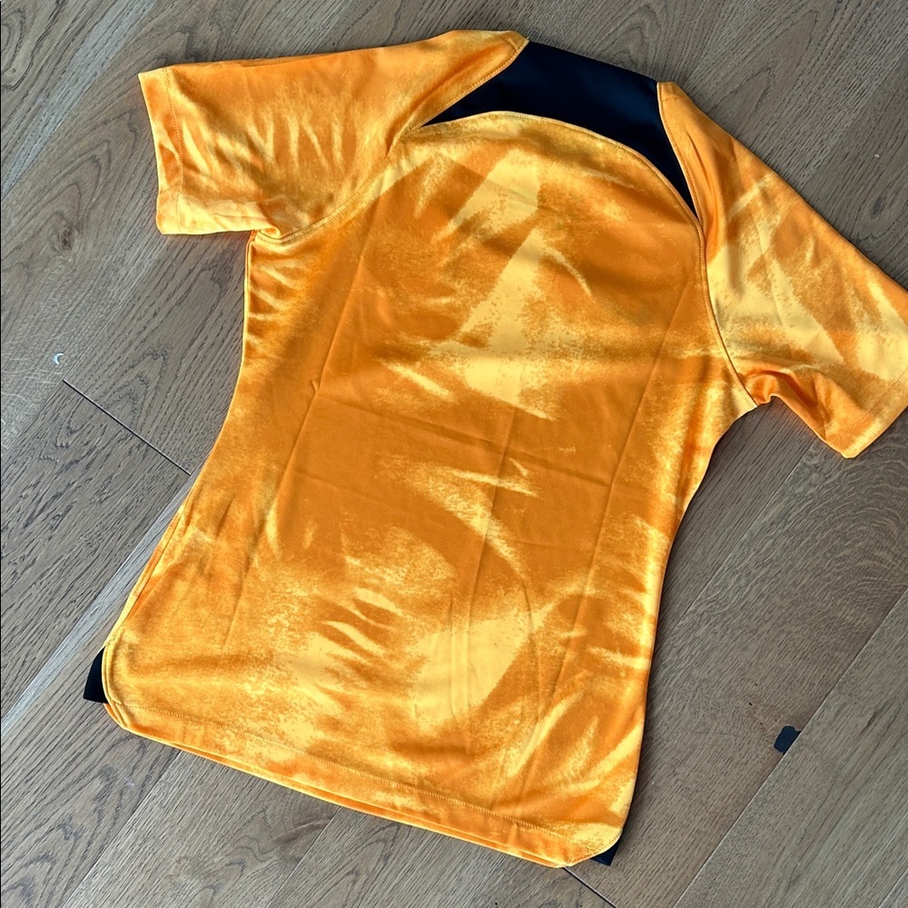 Nike Gold Netherlands Football Jersey with Lion Crest (3) - Picture 5 of 5